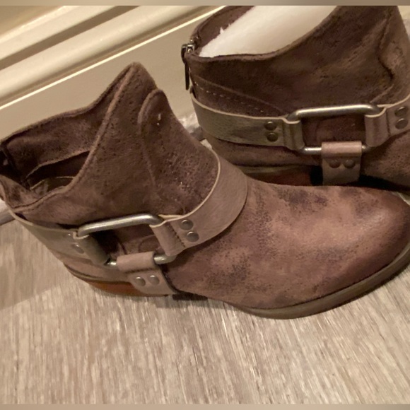 NEW NOT RATED FINCH BOHO RODEO DISTRESSED SLOUCHY HARNESS ANKLE BOOTIE IN TAUPE - Picture 3 of 9
